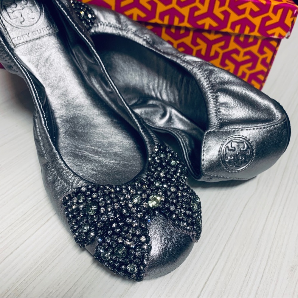Tory Burch metallic Eddie bow flat size 8.5
